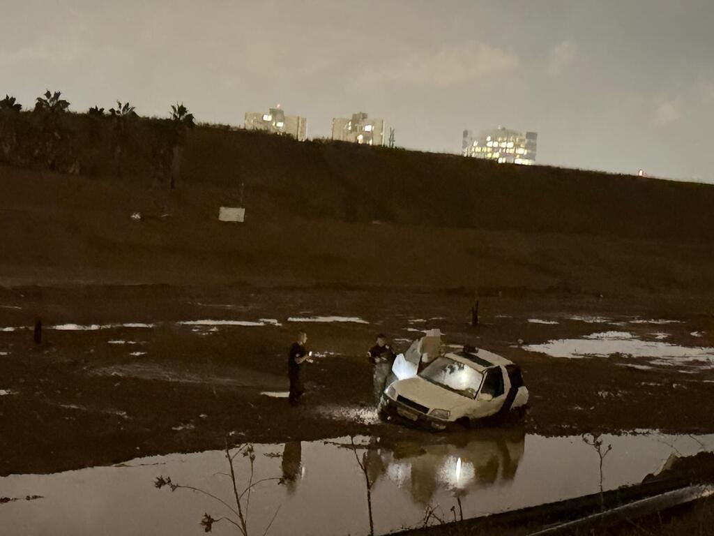 عاصفة “بايرون” تشلّ البلاد: إنقاذ عالقين بسيارة في تل أبيب (سلطة الإطفاء ) عاصفة “بايرون” تشلّ البلاد: أمطار غزيرة، سيول وإغلاقات