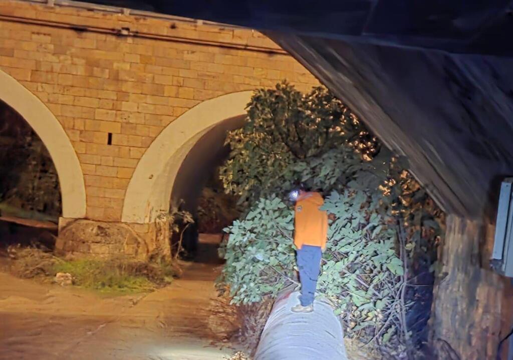 عمليات بحث واسعة في سدّ بيت زَايت (الشرطة) عمليات بحث واسعة في سدّ بيت زَيْت: مخاوف من فقدان خمسة أشخاص داخل مركبة "جيب" شوهدت تغرق في المياه