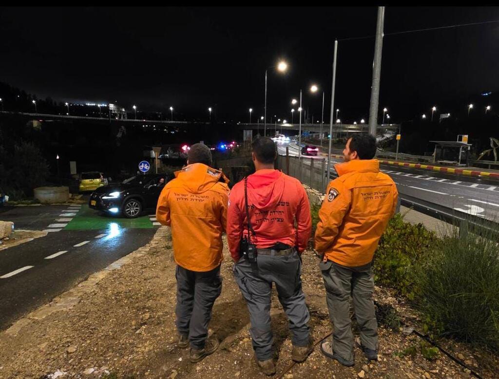 عمليات بحث واسعة في سدّ بيت زَايت (الشرطة) عمليات بحث واسعة في سدّ بيت زَيْت: مخاوف من فقدان خمسة أشخاص داخل مركبة "جيب" شوهدت تغرق في المياه