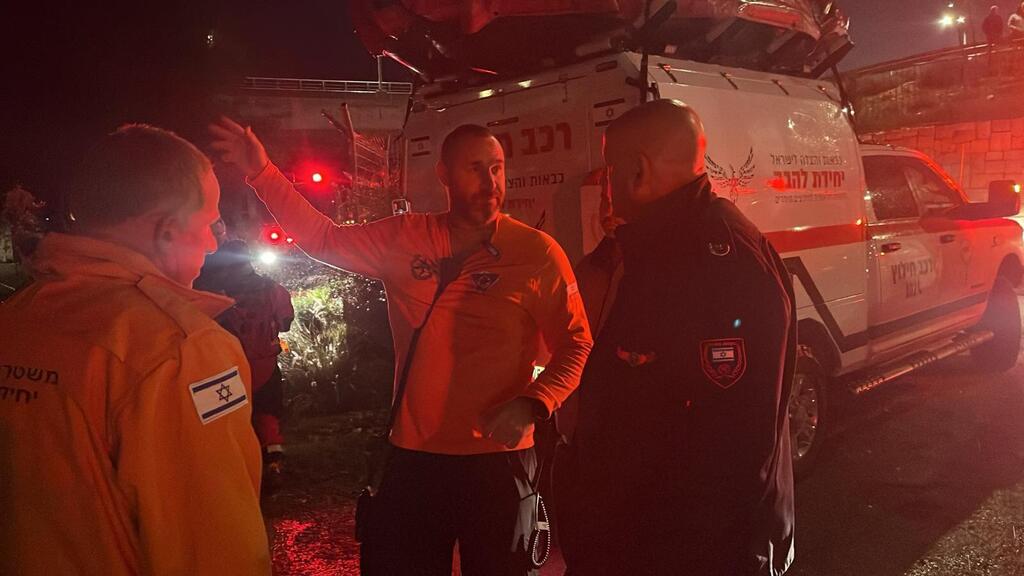 عمليات بحث واسعة في سدّ بيت زَايت (الشرطة) عمليات بحث واسعة في سدّ بيت زَيْت: مخاوف من فقدان خمسة أشخاص داخل مركبة "جيب" شوهدت تغرق في المياه