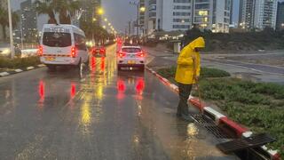 عاصفة “بايرون” تشلّ البلاد: أمطار غزيرة، سيول وإغلاقات