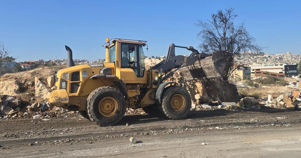 بلدية الناصرة تحذّر من مخالفات وغرامات بحق من يلقي النفايات في مدخل جبل القفزة (تصوير: بلدية الناصرة) بلدية الناصرة تحذّر من مخالفات وغرامات بحق من يلقي النفايات في مدخل جبل القفزة