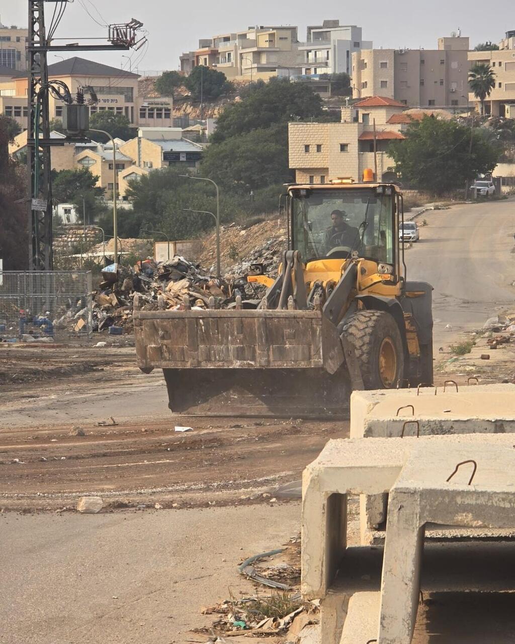 بلدية الناصرة تحذّر من مخالفات وغرامات بحق من يلقي النفايات في مدخل جبل القفزة (تصوير: بلدية الناصرة) بلدية الناصرة تحذّر من مخالفات وغرامات بحق من يلقي النفايات في مدخل جبل القفزة