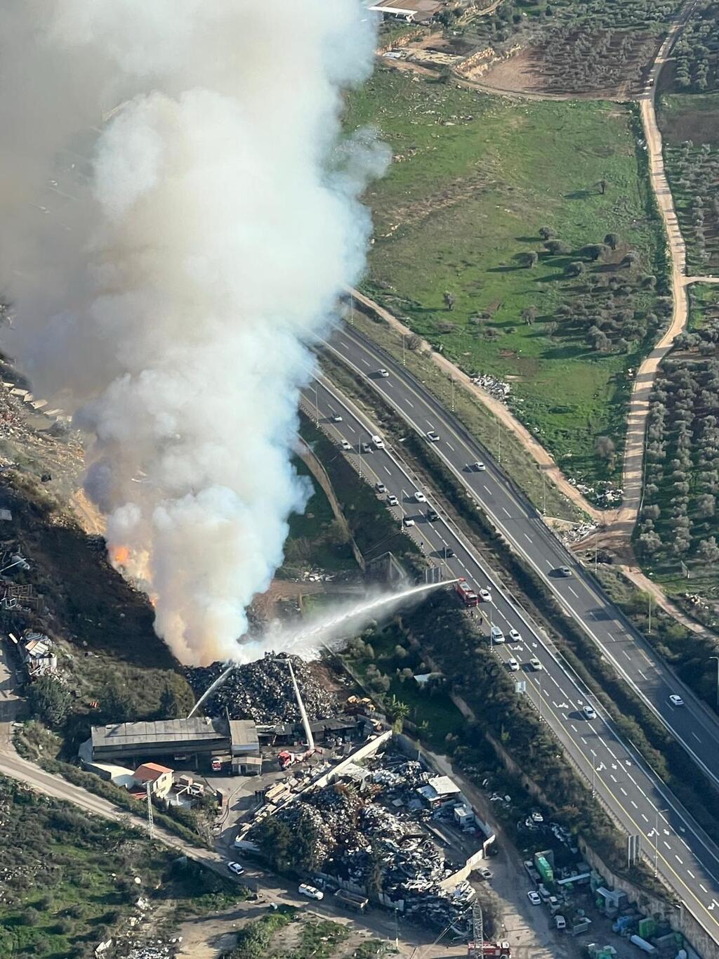 حريق نفايات واسع في المنطقة الصناعية بشفاعمرو وعمليات إخماد متواصلة منذ أكثر من 17 ساعة (تصوير: سلطة الاطفاء) حريق نفايات واسع في المنطقة الصناعية بشفاعمرو وعمليات إخماد متواصلة منذ أكثر من 17 ساعة