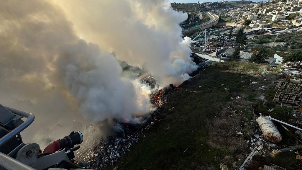 حريق نفايات واسع في المنطقة الصناعية بشفاعمرو وعمليات إخماد متواصلة منذ أكثر من 17 ساعة (تصوير: سلطة الاطفاء) حريق نفايات واسع في المنطقة الصناعية بشفاعمرو وعمليات إخماد متواصلة منذ أكثر من 17 ساعة