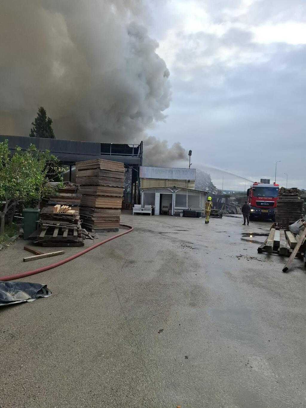 حريق نفايات واسع في المنطقة الصناعية بشفاعمرو (تصوير: سلطة الاطفاء) حريق نفايات واسع في المنطقة الصناعية بشفاعمرو