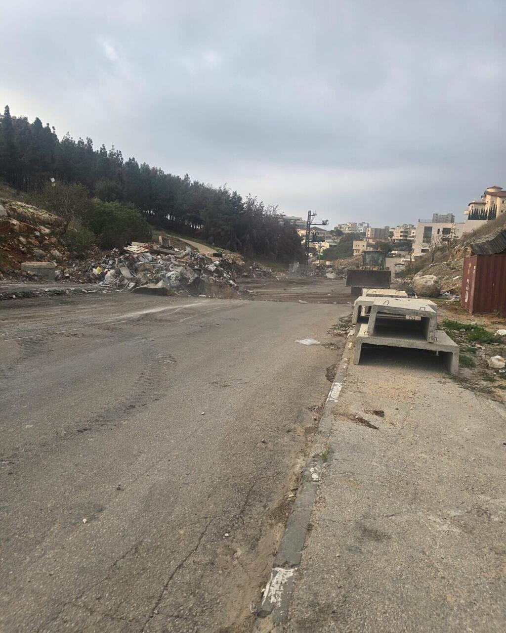 بلدية الناصرة تحذّر من مخالفات وغرامات بحق من يلقي النفايات في مدخل جبل القفزة (تصوير: بلدية الناصرة) بلدية الناصرة تحذّر من مخالفات وغرامات بحق من يلقي النفايات في مدخل جبل القفزة