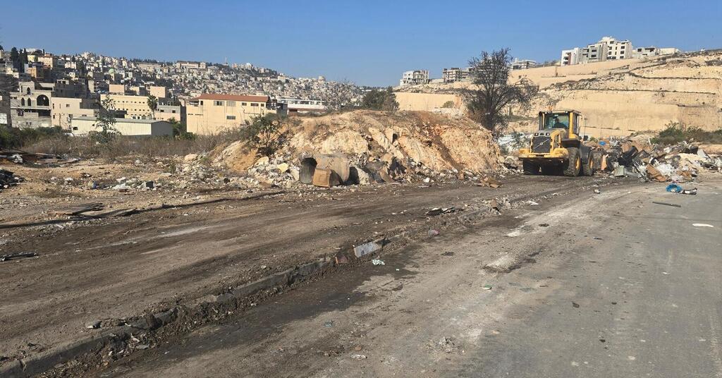 بلدية الناصرة تحذّر من مخالفات وغرامات بحق من يلقي النفايات في مدخل جبل القفزة