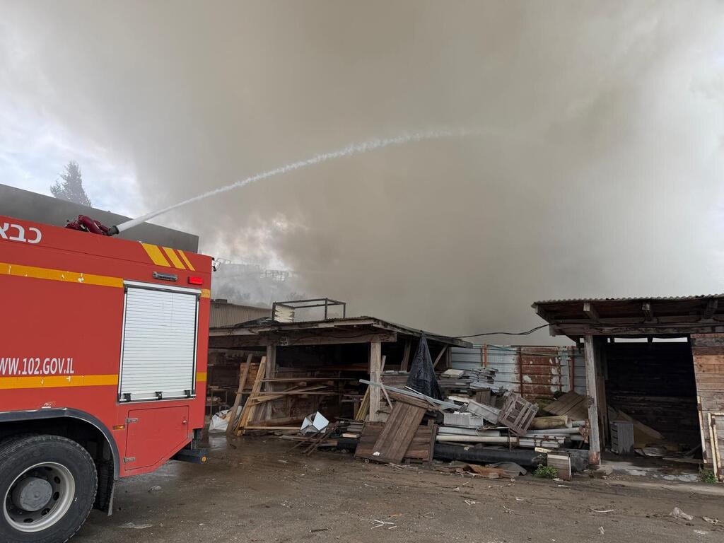 حريق نفايات واسع في المنطقة الصناعية بشفاعمرو (تصوير: سلطة الاطفاء) حريق نفايات واسع في المنطقة الصناعية بشفاعمرو