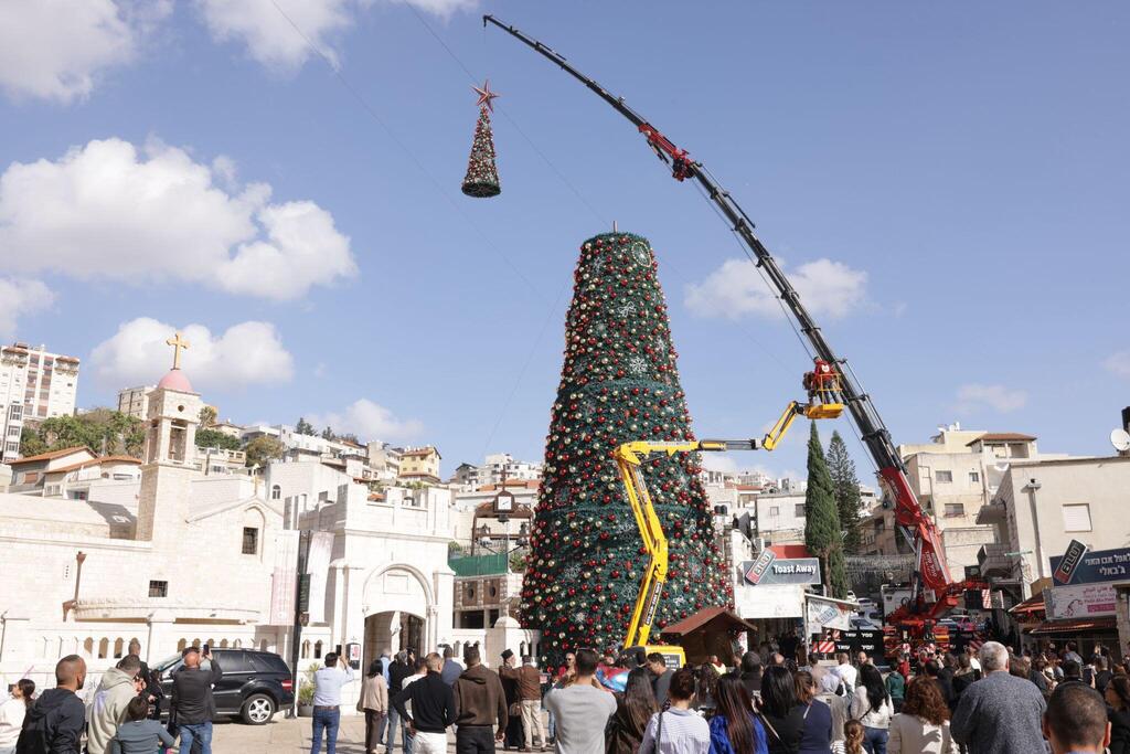 تركيب شجرة الميلاد النصراوية في ساحة العين
