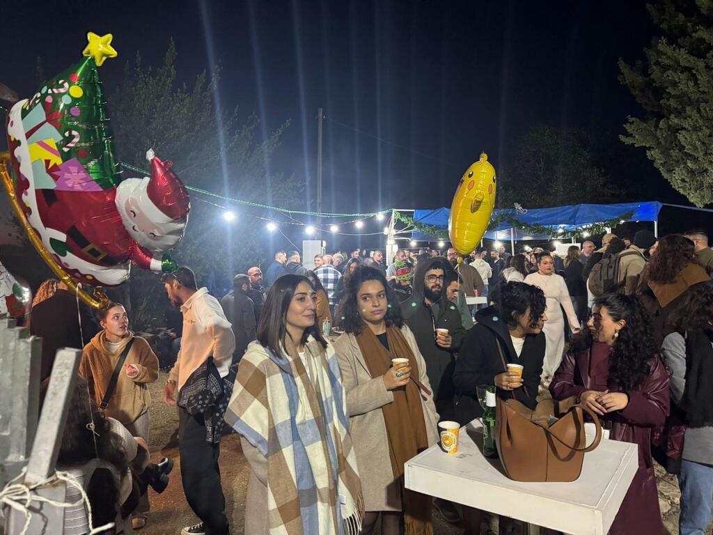 أهالي قرية برعم المهجّرة يحيون سوق الميلاد