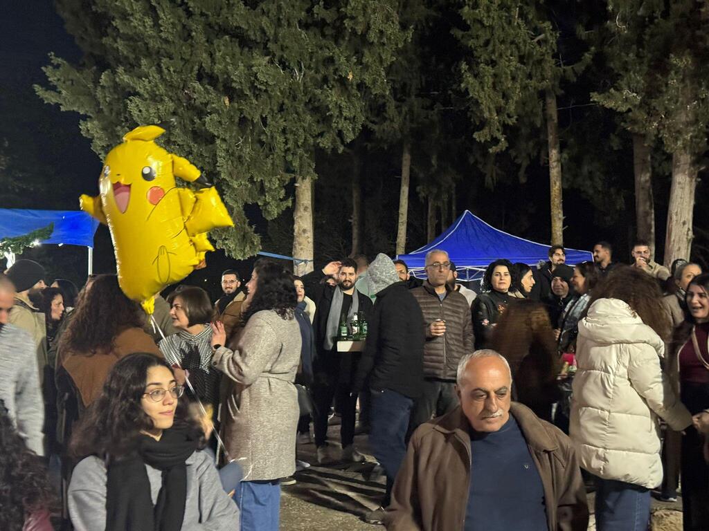 أهالي قرية برعم المهجّرة يحيون سوق الميلاد