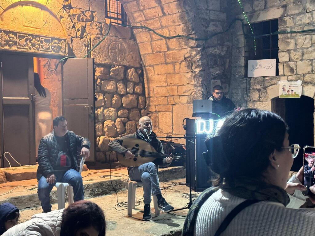 أهالي قرية برعم المهجّرة يحيون سوق الميلاد