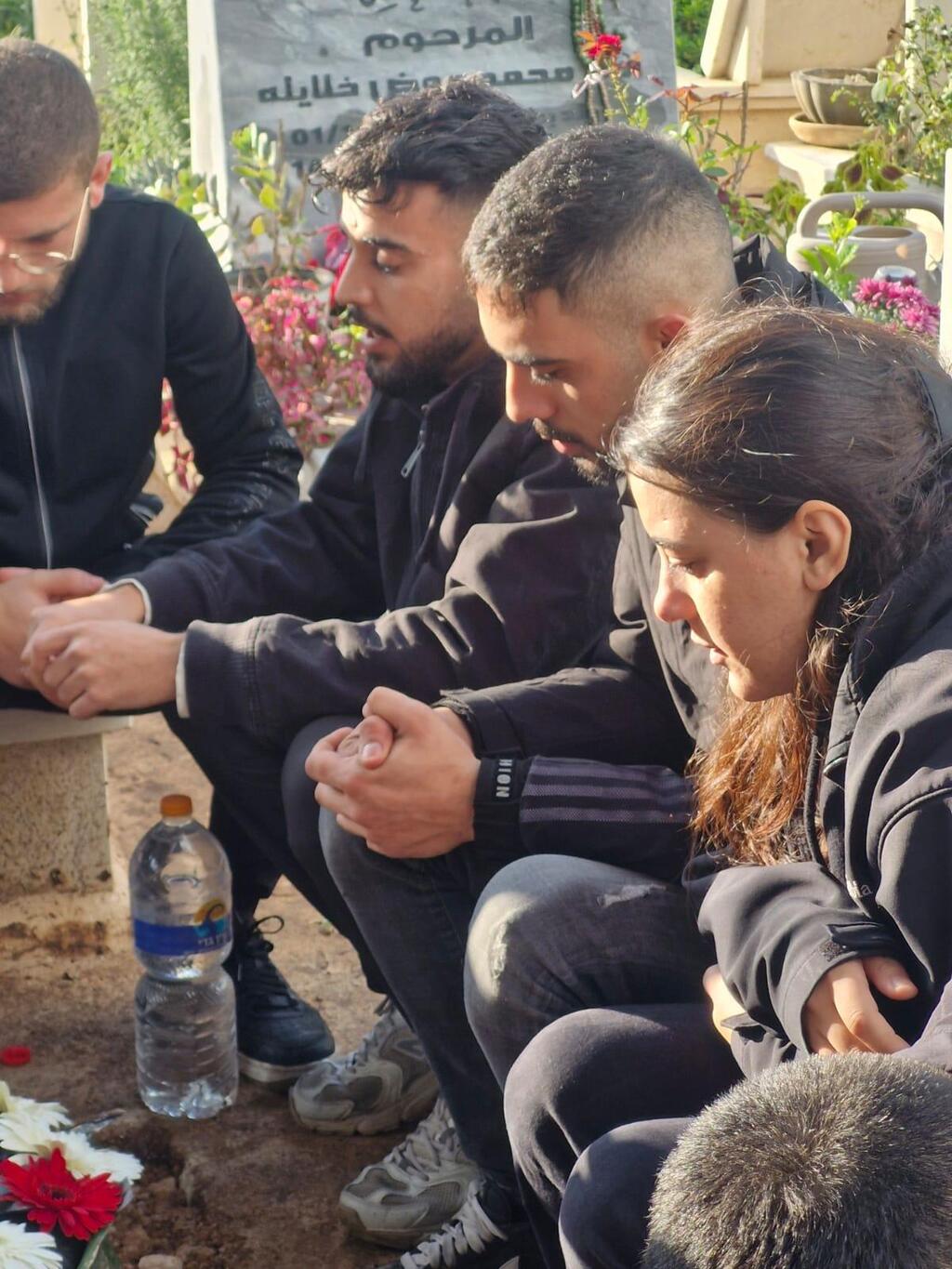 أصدقاء المرحوم رياض سالم يزورون قبره 