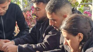 أصدقاء المرحوم رياض سالم يزورون قبره 