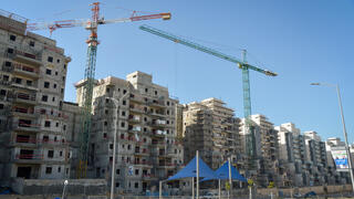 توضيحية. بناء عمارات سكنية جديدة