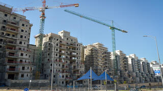 توضيحية. بناء عمارات سكنية جديدة