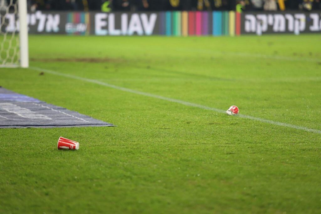 إصابة حارس مرمى سخنين إثر زجاجة مياه ألقاها جمهور بيتار