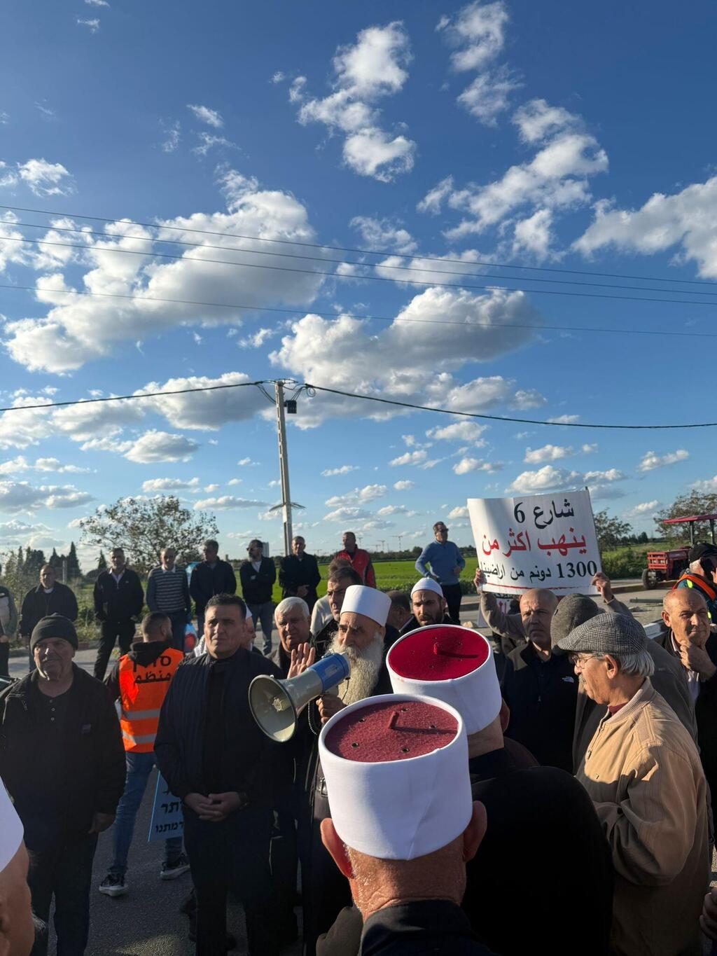الجديدة المكر: احتجاجات وسدّ طرقات احتجاجا على مصادرة أراض لصالح شق شارع 6 (وفق البند 27 أ من قانون الحقوق الأدبية (2007)) الجديدة المكر: احتجاجات وسدّ طرقات احتجاجا على مصادرة أراض لصالح شق شارع 6