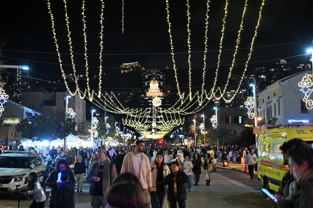 حيفا تتلألأ في موسم الأعياد (بلدية حيفا- ראובן כהן, דוברות עיריית חיפה) حيفا تتلألأ في موسم الأعياد