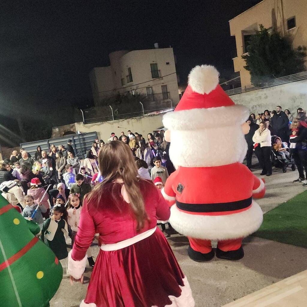 عرابة تضيء شجرة الميلاد (وفق البند 27 أ من قانون الحقوق الأدبية (2007)) عرابة تضيء شجرة الميلاد