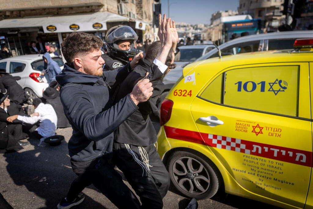 إصابات في صفوف الشرطة بمواجهات عنيفة مع الحريديم في القدس