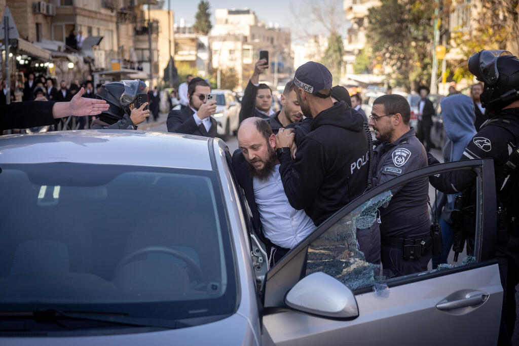 إصابات في صفوف الشرطة بمواجهات عنيفة مع الحريديم في القدس