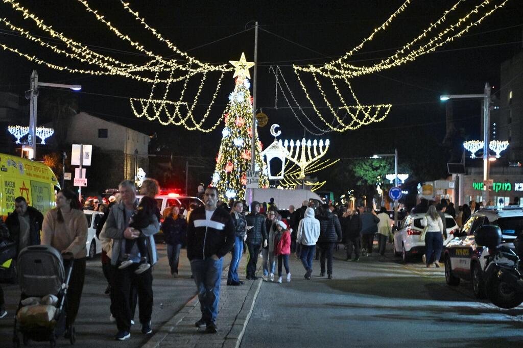 حيفا تتلألأ في موسم الأعياد (بلدية حيفا- ראובן כהן, דוברות עיריית חיפה) حيفا تتلألأ في موسم الأعياد