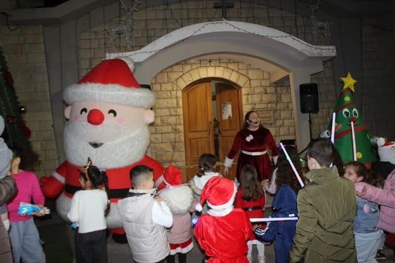 عرابة تضيء شجرة الميلاد (وفق البند 27 أ من قانون الحقوق الأدبية (2007)) عرابة تضيء شجرة الميلاد