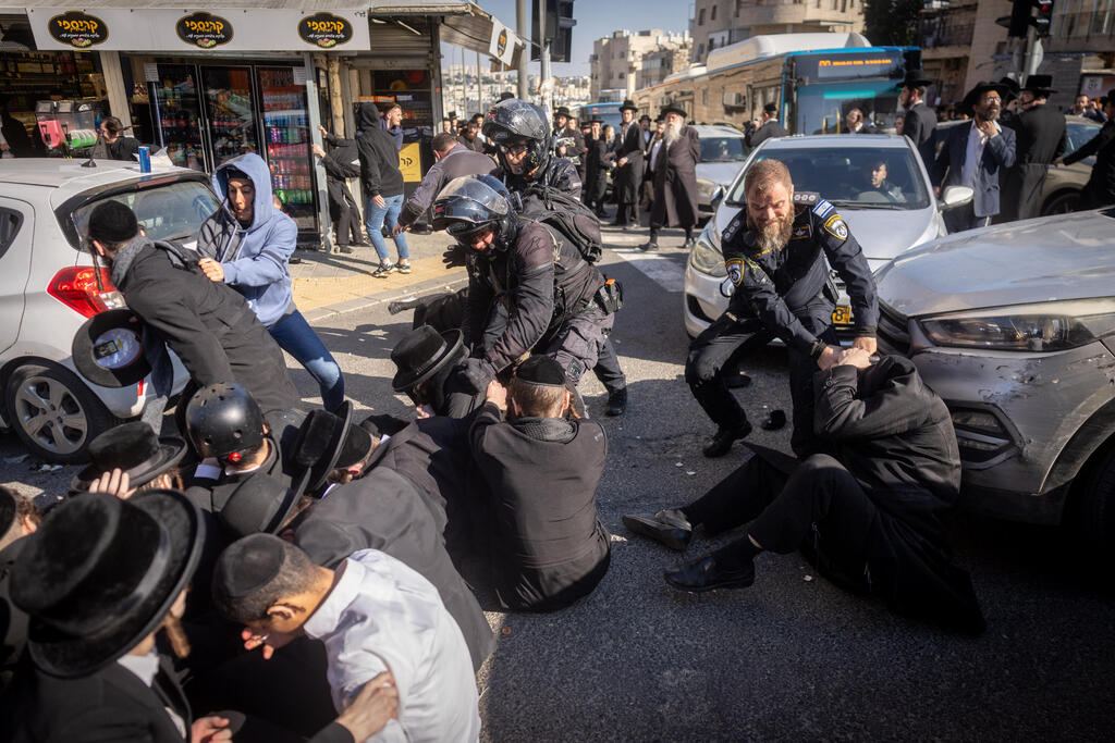 إصابات في صفوف الشرطة بمواجهات عنيفة مع الحريديم في القدس