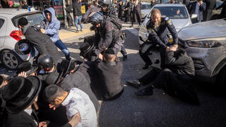 إصابات في صفوف الشرطة بمواجهات عنيفة مع الحريديم في القدس
