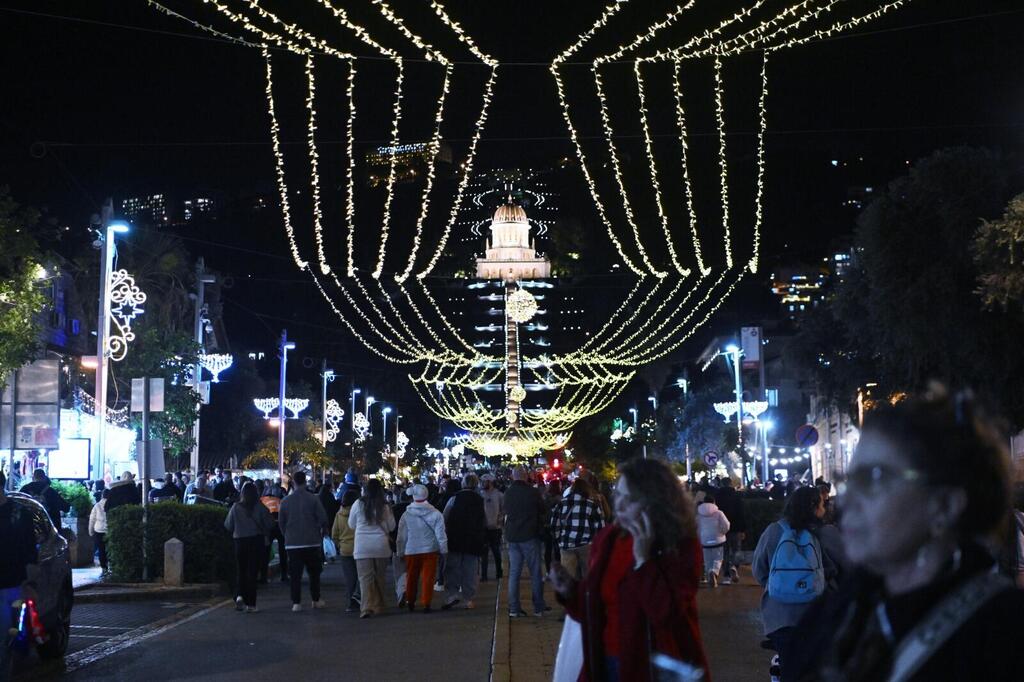 حيفا تتلألأ في موسم الأعياد (بلدية حيفا- ראובן כהן, דוברות עיריית חיפה) حيفا تتلألأ في موسم الأعياد