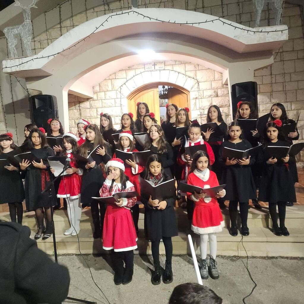 عرابة تضيء شجرة الميلاد (وفق البند 27 أ من قانون الحقوق الأدبية (2007)) عرابة تضيء شجرة الميلاد