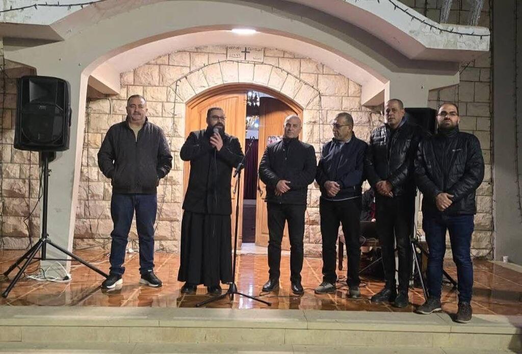 عرابة تضيء شجرة الميلاد (وفق البند 27 أ من قانون الحقوق الأدبية (2007)) عرابة تضيء شجرة الميلاد