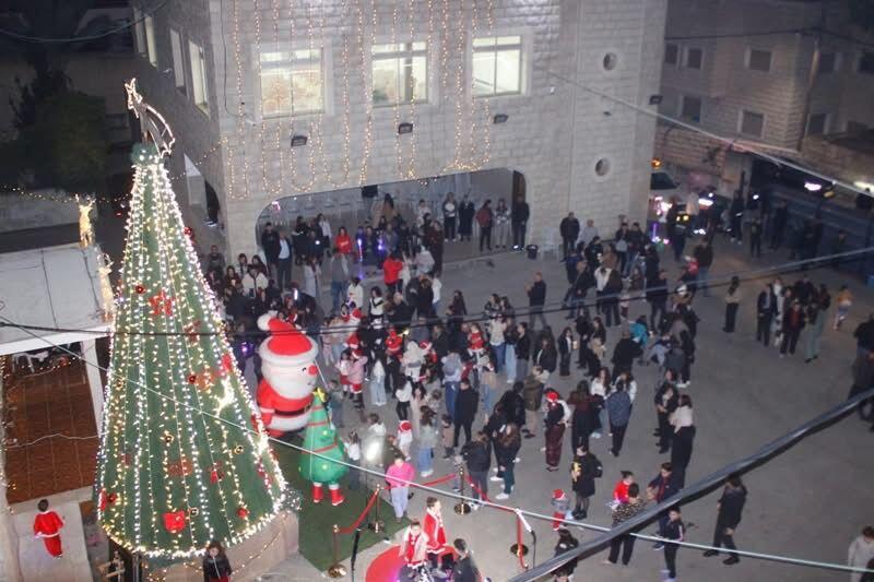 عرابة تضيء شجرة الميلاد (وفق البند 27 أ من قانون الحقوق الأدبية (2007)) عرابة تضيء شجرة الميلاد