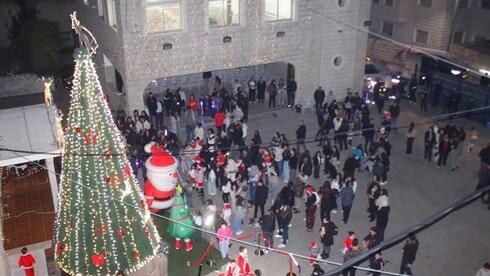 عرابة تضيء شجرة الميلاد 