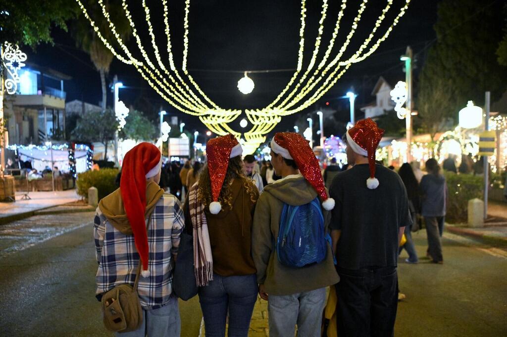 حيفا تتلألأ في موسم الأعياد (بلدية حيفا- ראובן כהן, דוברות עיריית חיפה) حيفا تتلألأ في موسم الأعياد