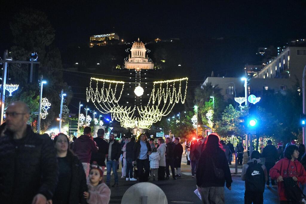 حيفا تتلألأ في موسم الأعياد (بلدية حيفا- ראובן כהן, דוברות עיריית חיפה) حيفا تتلألأ في موسم الأعياد