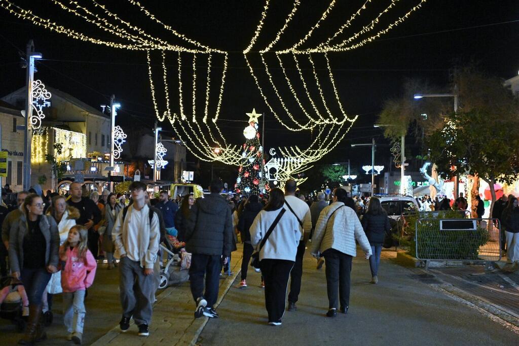 حيفا تتلألأ في موسم الأعياد (بلدية حيفا- ראובן כהן, דוברות עיריית חיפה) حيفا تتلألأ في موسم الأعياد