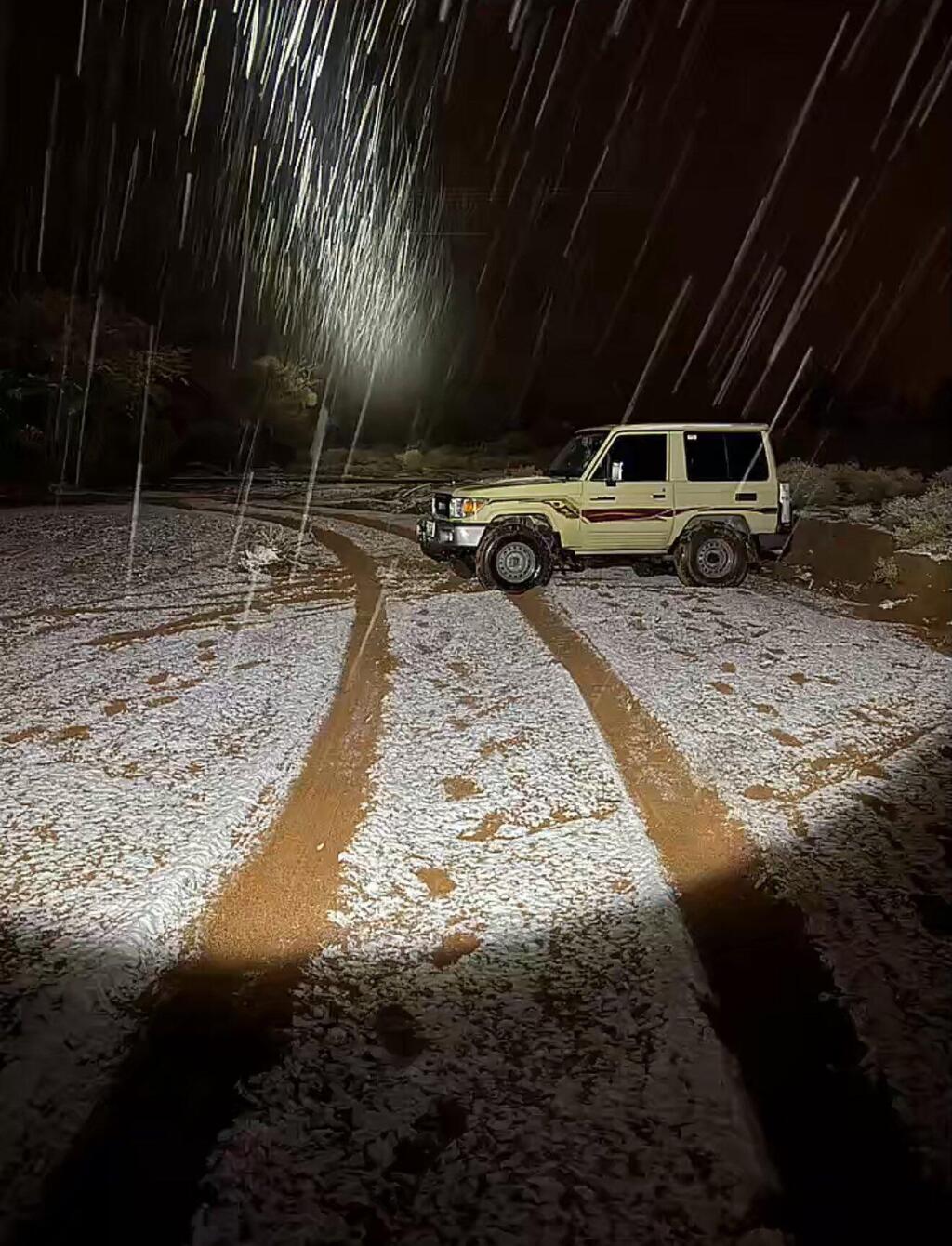 في السعودية: ثلوج نادرة تكسو جبال تبوك وحائل وجبل اللوز يتزين بحلة بيضاء ساحرة