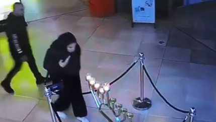 الشرطة: نحقق في حادثة إطفاء عربية لشموع الحانوكا داخل مركز تجاري بتل أبيب