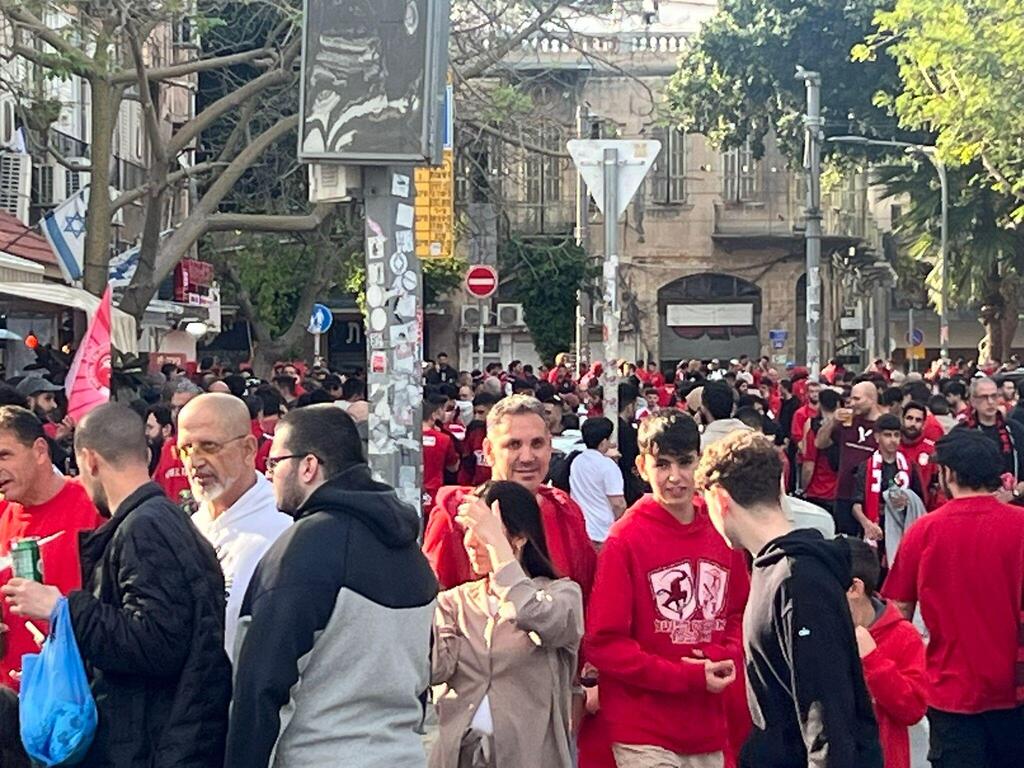 جماهير هبوعيل تل أبيب تزحف إلى استاد بلومفيلد (راديو الناس) جماهير هبوعيل تل أبيب تزحف إلى استاد بلومفيلد