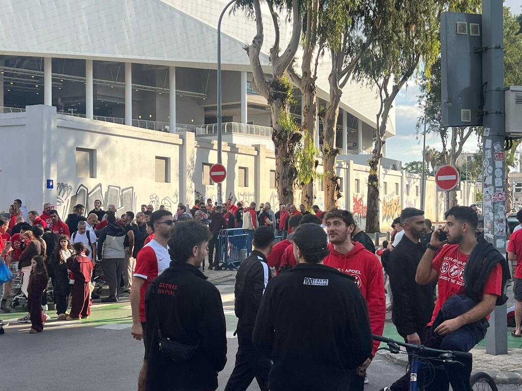 جماهير هبوعيل تل أبيب تزحف إلى استاد بلومفيلد (راديو الناس) جماهير هبوعيل تل أبيب تزحف إلى استاد بلومفيلد