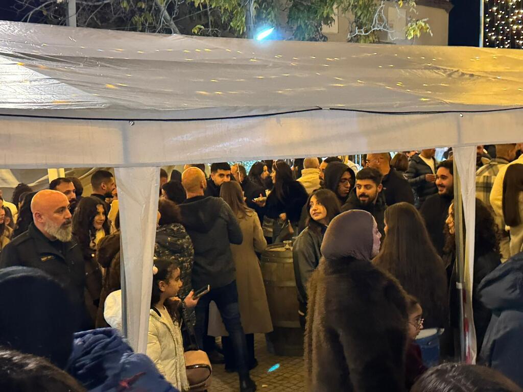 أجواء ميلادية مميّزة في سوق عيد الميلاد بقرية الجش (راديو الناس) أجواء ميلادية مميّزة في سوق عيد الميلاد بقرية الجش