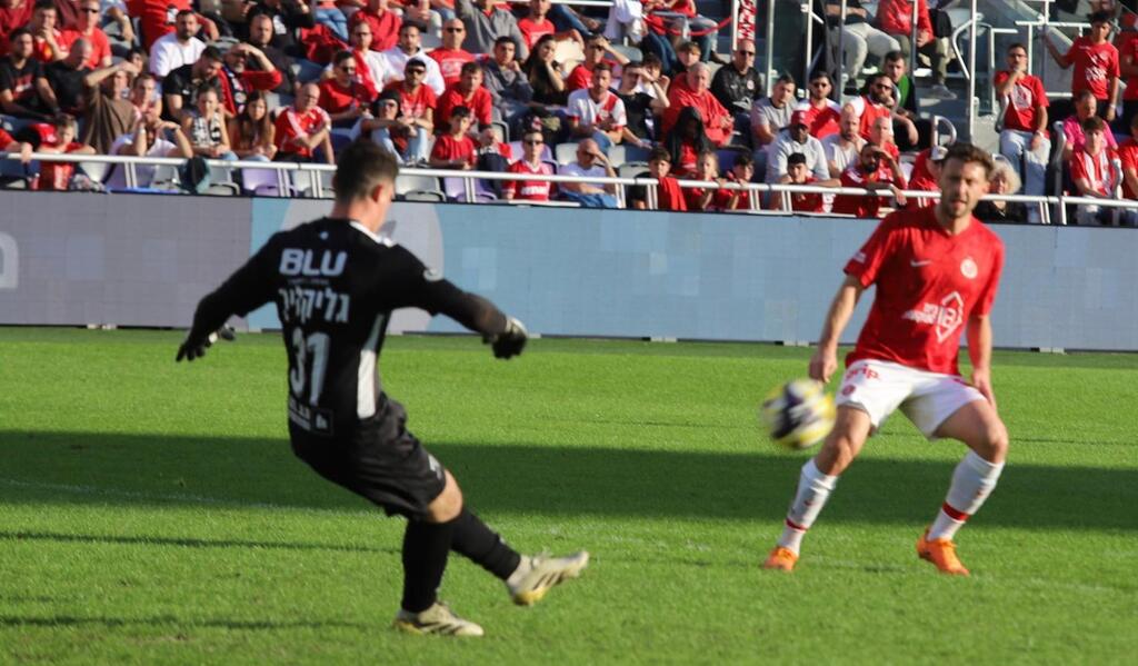 من مباراة مكابي الرينة وهبوعيل تل أبيب (راديو الناس) مكابي الرينة يواجه هبوعيل تل أبيب في مباراة مصيرية