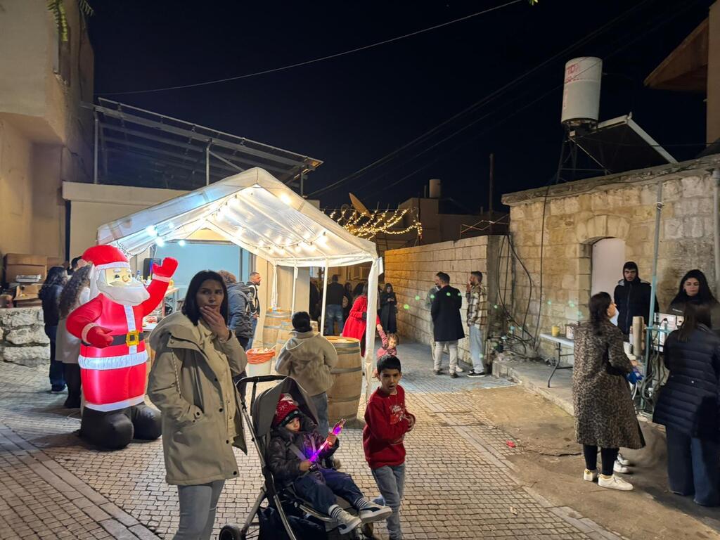 أجواء ميلادية مميّزة في سوق عيد الميلاد بقرية الجش (راديو الناس) أجواء ميلادية مميّزة في سوق عيد الميلاد بقرية الجش