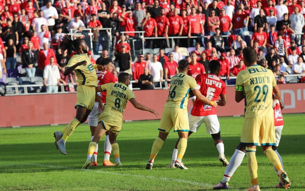 هبوعيل تل أبيب يعمّق جراح مكابي الرينة بثلاثية مثيرة (راديو الناس) مكابي الرينة يواجه هبوعيل تل أبيب في مباراة مصيرية