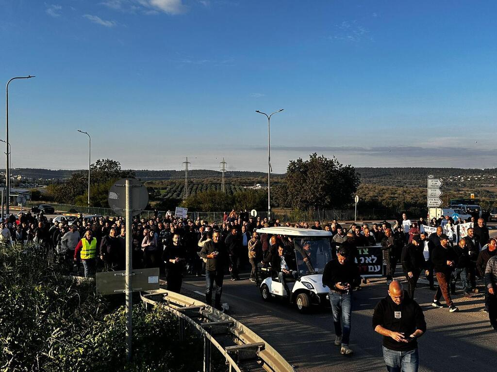 احتجاجات واسعة في مفترق الزرازير ضد هدم المنازل (وفق البند 27 أ من قانون الحقوق الأدبية (2007)) احتجاجات واسعة في مفترق الزرازير ضد هدم المنازل