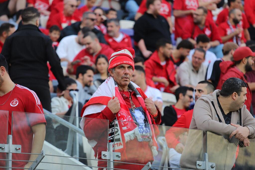 جماهير هبوعيل ترتدي "قميص الاحتجاج" في بلومفيلد