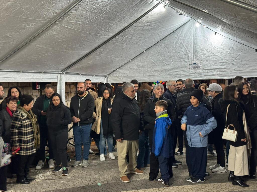 أجواء ميلادية مميّزة في سوق عيد الميلاد بقرية الجش (راديو الناس) أجواء ميلادية مميّزة في سوق عيد الميلاد بقرية الجش